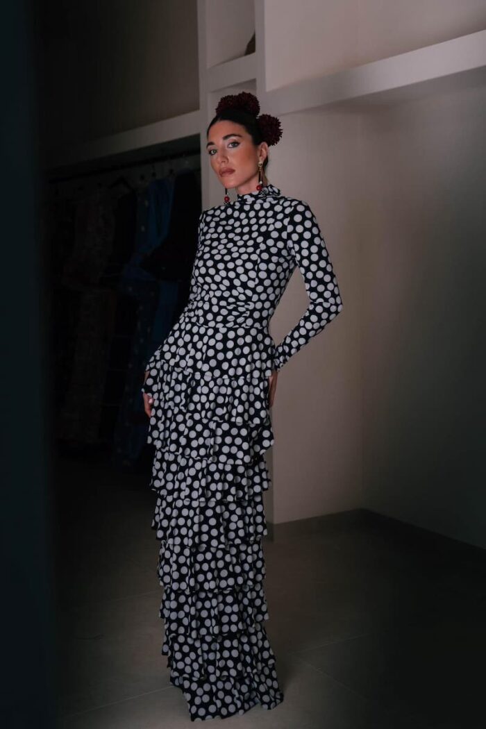 Vestido de invitada de punto azul marino con lunar blanco