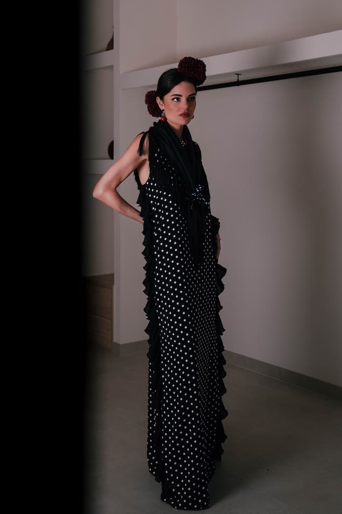 Vestido de invitada en crepé lunares y georgette negro