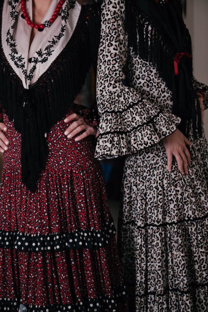 trajes de flamencas con estampado de leopardo en rojo y en rosa bebé